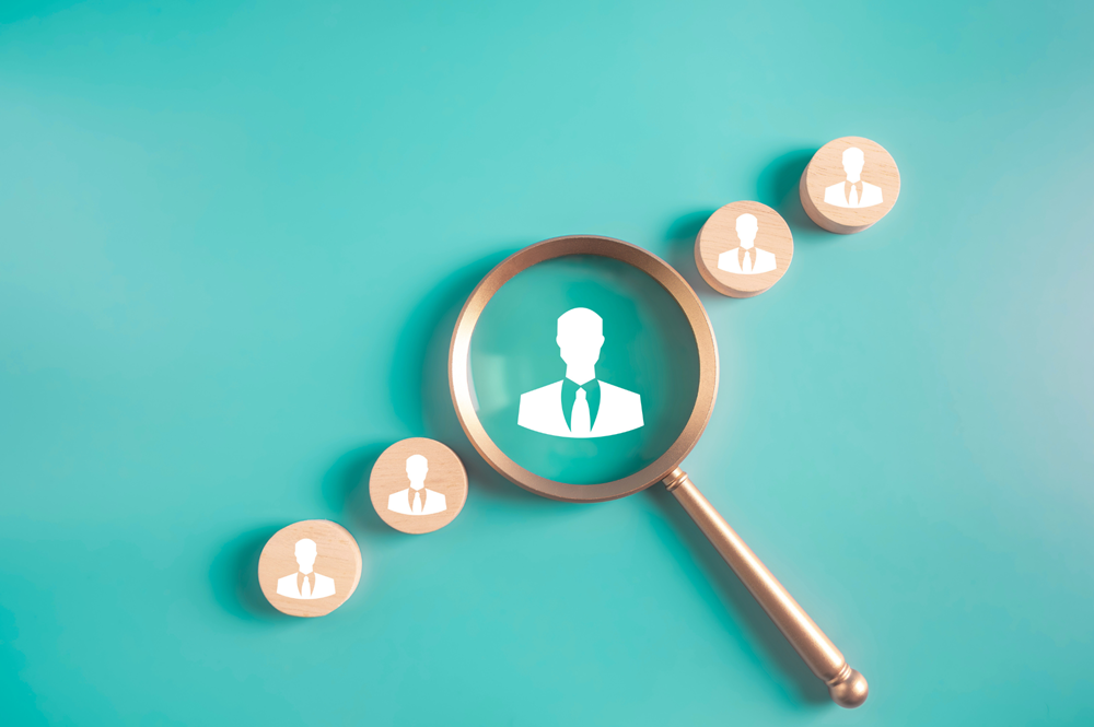 Illustration d'une loupe sur un profil, mettant en avant le focus que peut faire Synapse Solutions sur une problématique RH ou autre.